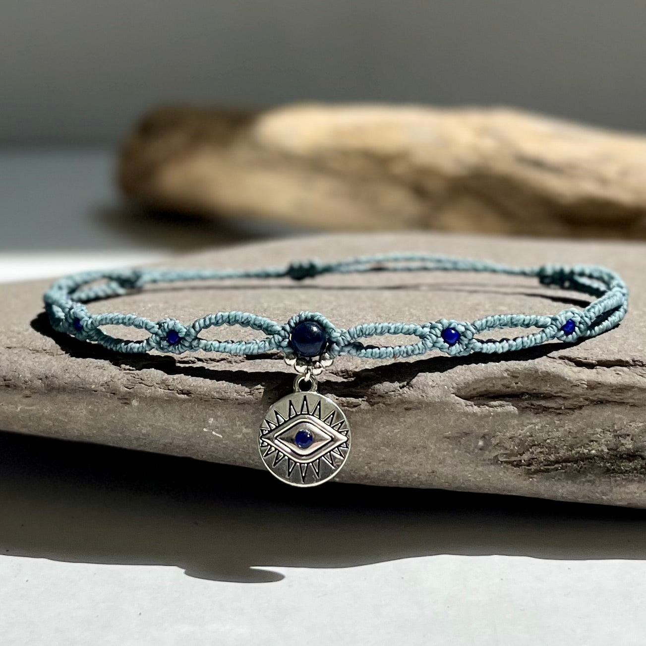 Nagležnica s kristalom Lapis lazuli